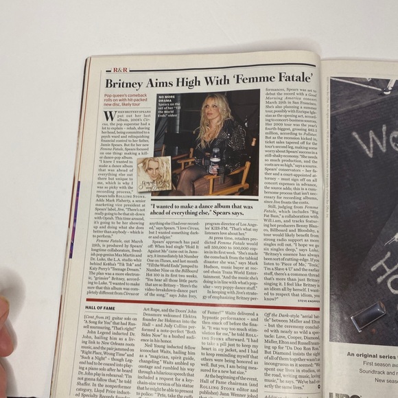 Rolling Stone Mag 2011-#1128-Rihanna-Gervais-Britney Spears-Liz Taylor-War. - Picture 6 of 11